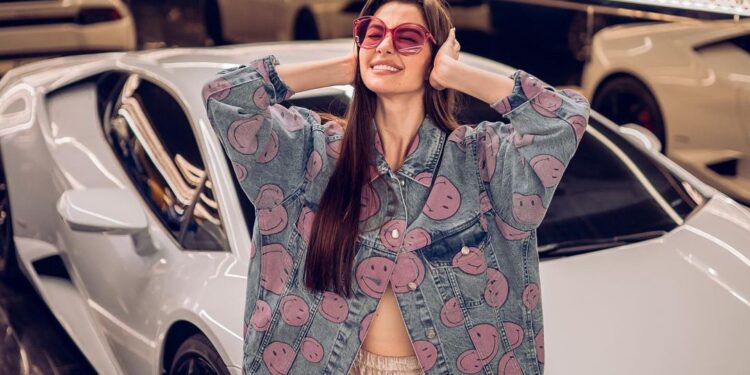 Giorgia Andriani sets the oomph quotient on fire with her hot & sizzling picture