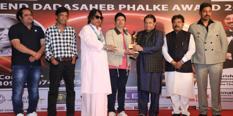 Shantanu Bhamare Bagged ‘Best Actor’ Award In Legend Dadasaheb Phalke Awards By Hands Of Padma Shri Anup Jalota Ji!